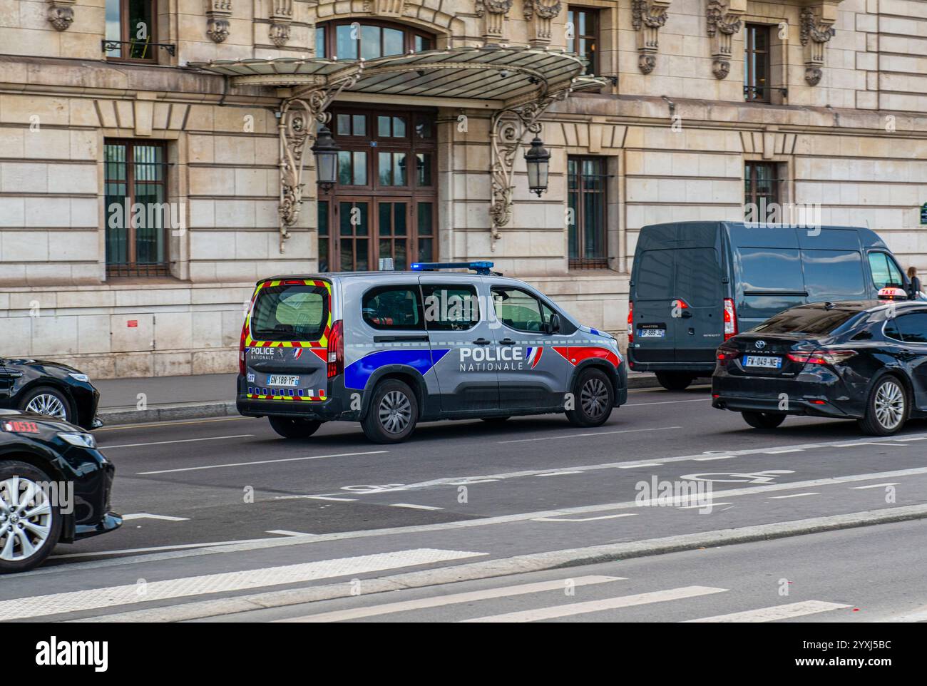 Voiture de police française conduisant dans la circulation dans les rues de Paris, France Banque D'Images