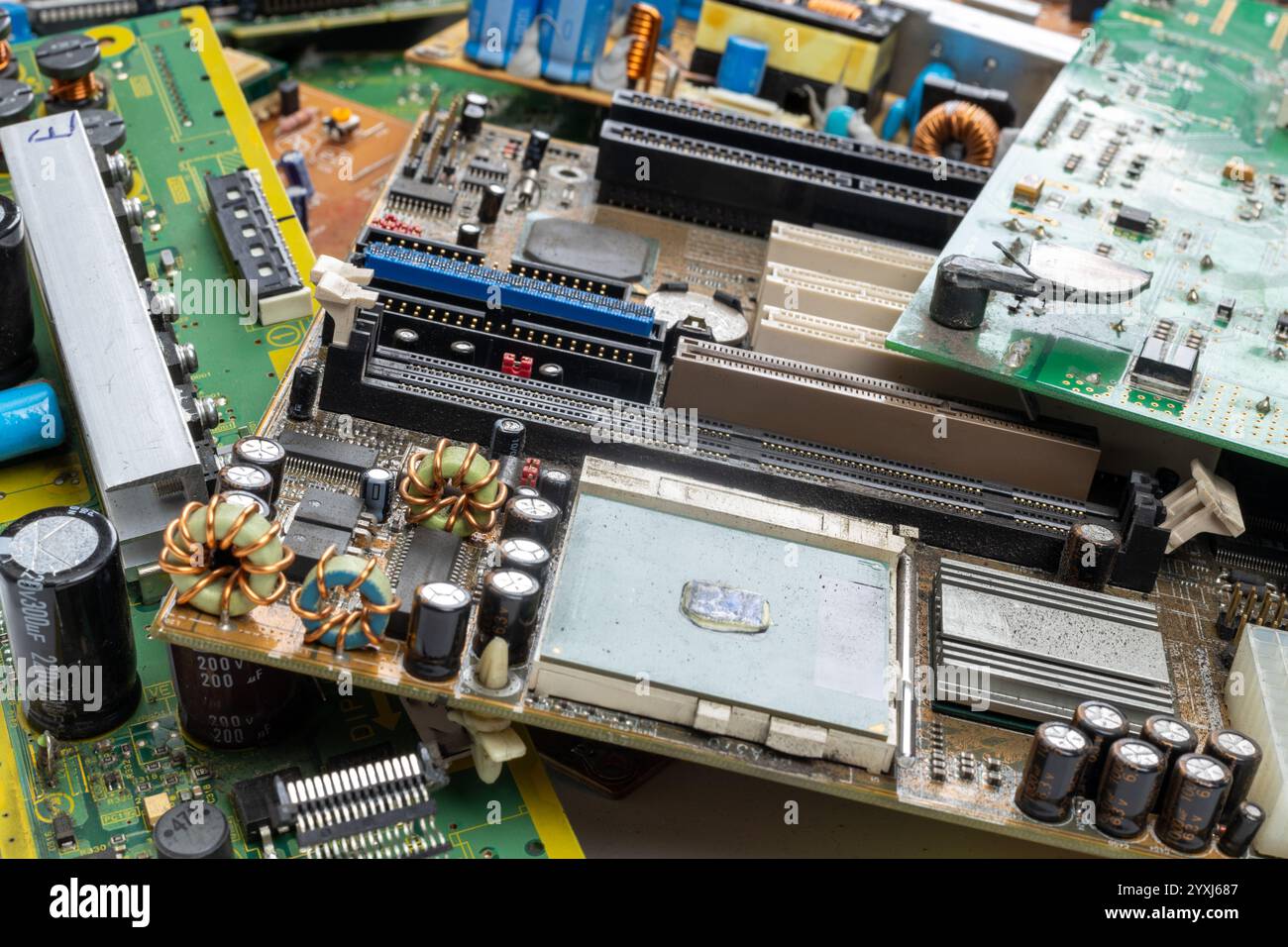 Collection de cartes de circuits imprimés et de composants informatiques mis au rebut Banque D'Images