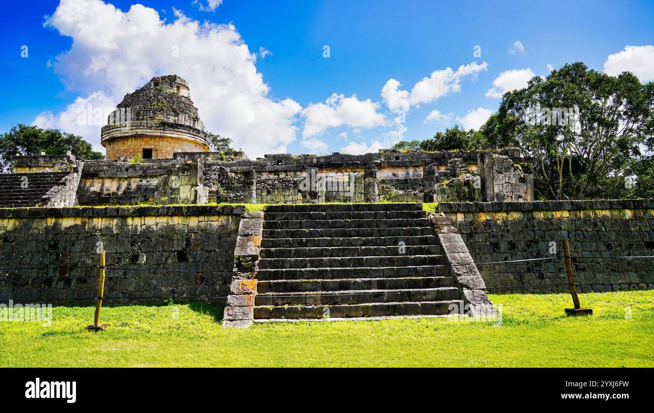 Vue de la plate-forme El Caracol et du temple, ancien observatoire maya, 906 AD avec un escalier en colimaçon à des fins astronomiques à Chichen Itza, Mexique Banque D'Images