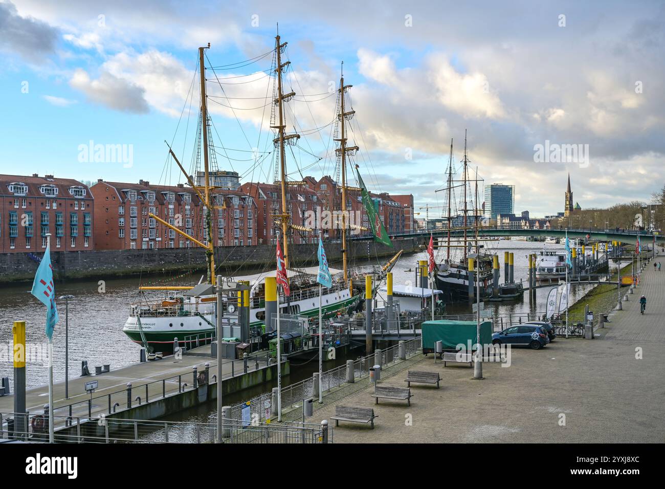 Brême, Allemagne, 4 décembre 2024 : Martini quai avec des voiliers historiques sur la rivière Weser dans le centre-ville de Brême, touristique et destin de voyage Banque D'Images