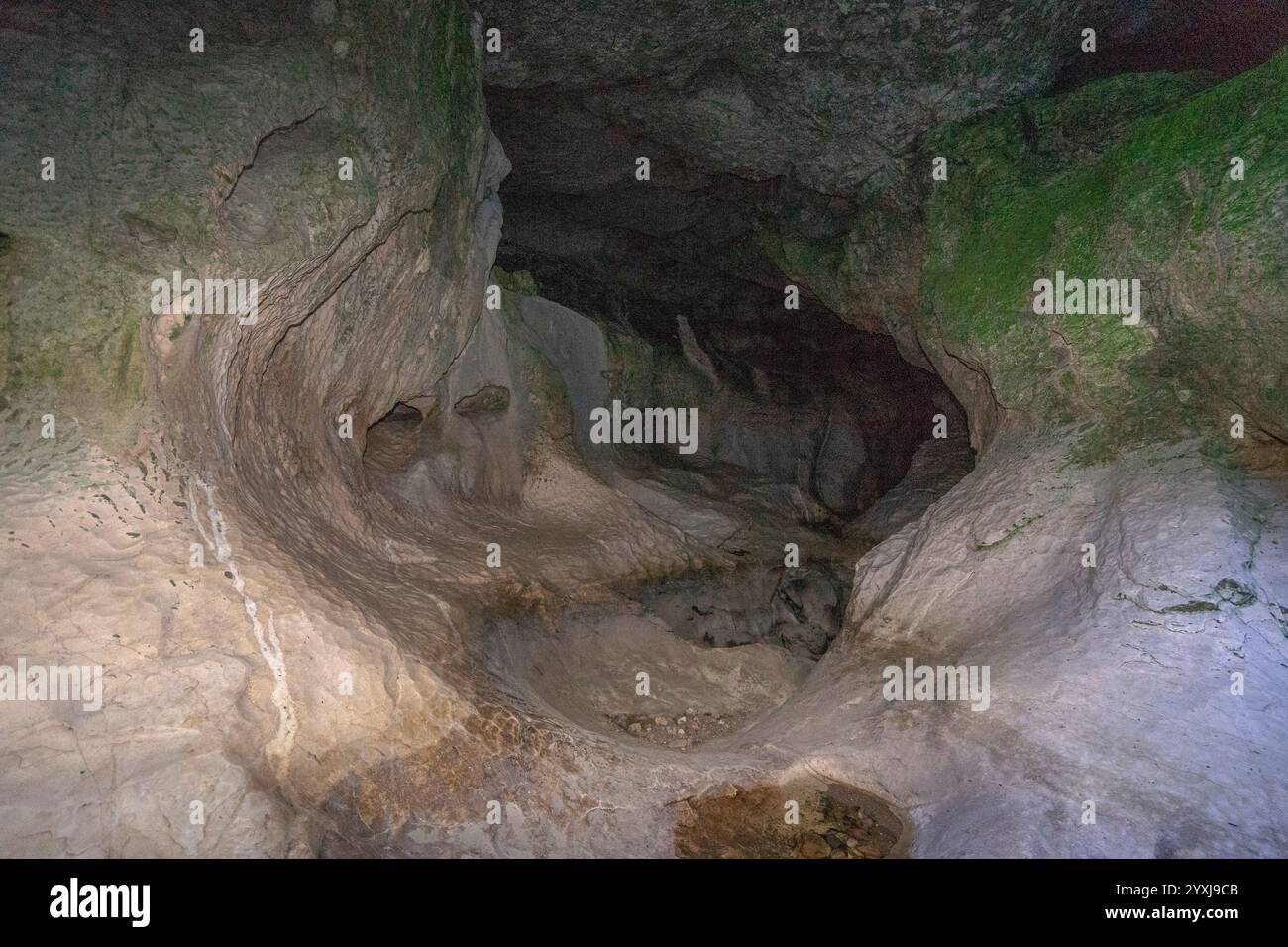 Formations rocheuses caverneuses en forme de gorge appartenant à la source de la rivière Alviela Banque D'Images