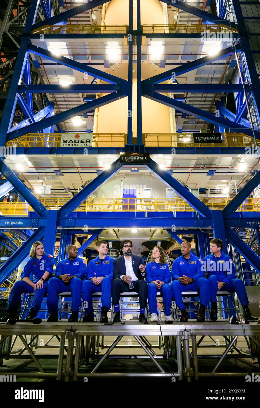 Merritt Island, Floride, États-Unis. 16 décembre 2024. (De gauche à droite) Jenni Gibbons et Andre Douglas, membres de l'équipage de secours Artemis II de la NASA, Jeremy Hansen, administrateur adjoint du programme Lune à mars de la NASA Amit Kshatriya, Christina Koch, spécialiste de mission, Victor Glover, et le commandant Reid Wiseman s'adressent à la presse lors d'un événement Artemis Media dans le bâtiment d'assemblage de véhicules du Kennedy Space Center en Floride le 16 décembre 2024. Crédit : ZUMA Press, Inc/Alamy Live News Banque D'Images