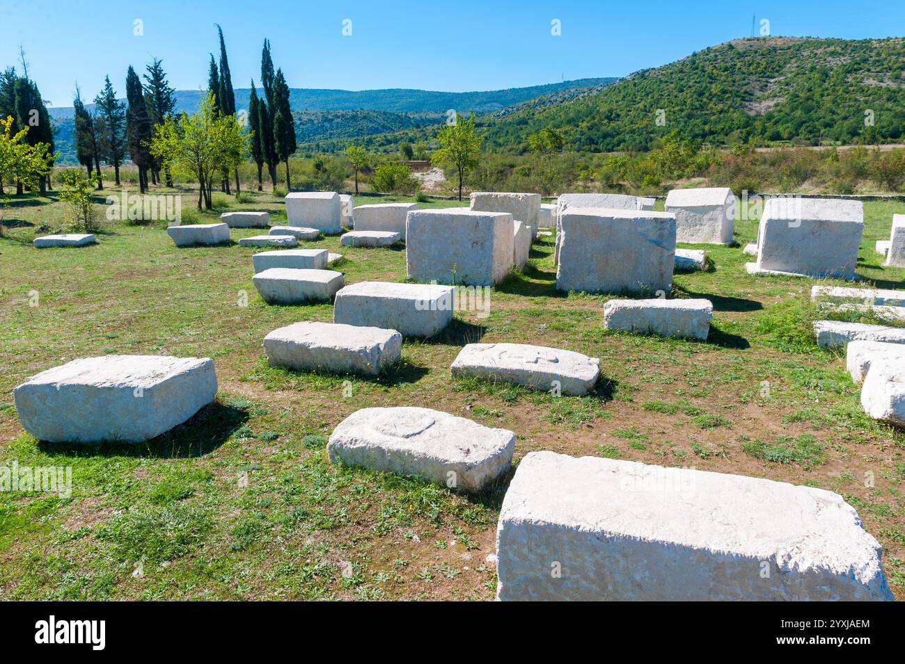 De nombreuses pierres tombales médiévales monumentales se trouvent dispersées à Stolac, en Herzégovine. Ces pierres tombales sont spécifiques à la Bosnie-Herzégovine. Banque D'Images