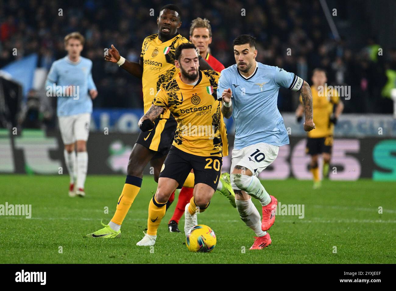 Rome, Italie. 16 décembre 2024. Hakan Çalhano?lu de F.C. Inter et Mattia Zaccagni de S.S. Lazio en action lors de la 16ème journée du Championnat de Serie A entre S.S. Lazio et F.C. Inter au stade Olympique. Score final ; S.S. Lazio 6-0 F.C. Inter Credit : SOPA images Limited/Alamy Live News Banque D'Images