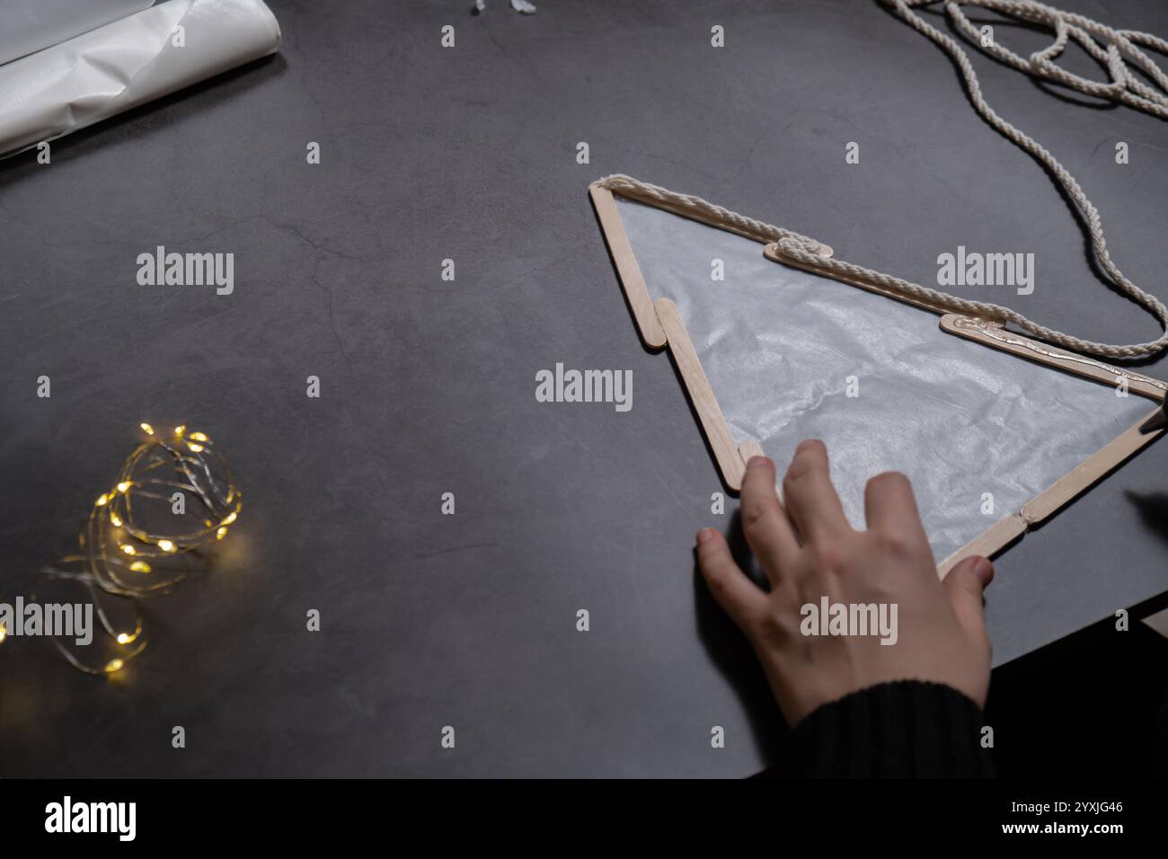 Bâtonnets de crème glacée arbre de Noël préparation durable processus de bricolage faisant la décoration à la main. Activité étape par étape pour les enfants. Passe-temps inclusif et responsable de vacances de soulagement du stress. Célébration consciente Banque D'Images