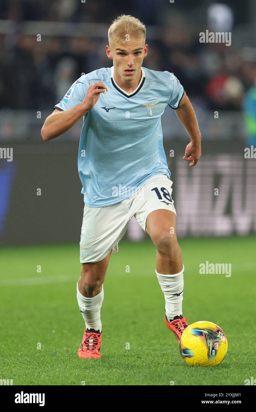 Rome, Italie. 16 décembre 2024. Gustav Isaksen du Lazio vu en action lors du championnat italien de football Serie A Enilive 2024-2025 match SS Lazio vs FC Internazionale au Stadio Olimpico. Résultat final 0-6 pour FC Inter Credit : SOPA images Limited/Alamy Live News Banque D'Images