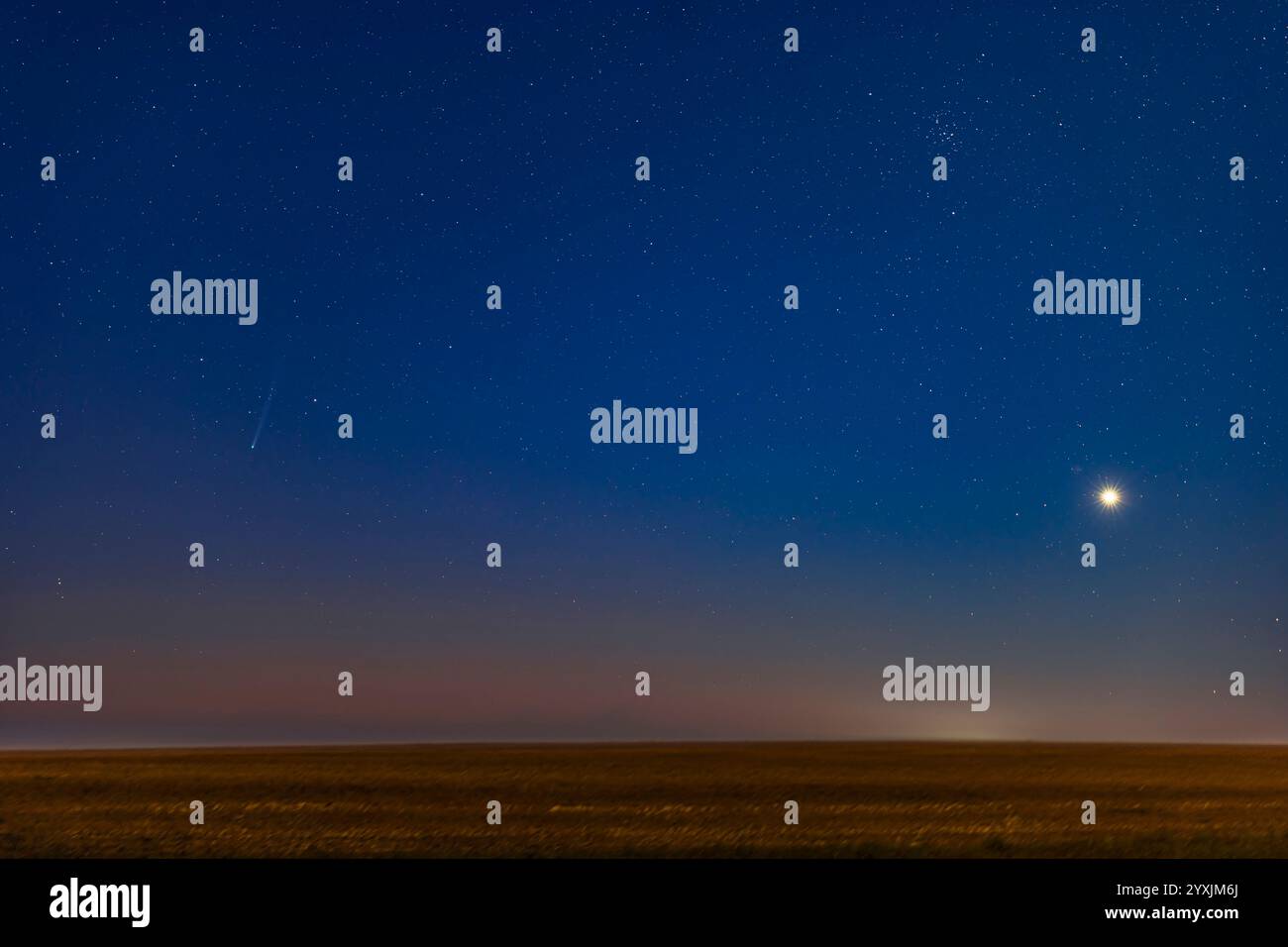 Comète Nishimura (C/2023 P1) à l'aube avec les couleurs du crépuscule du matin en Alberta, Canada. Banque D'Images