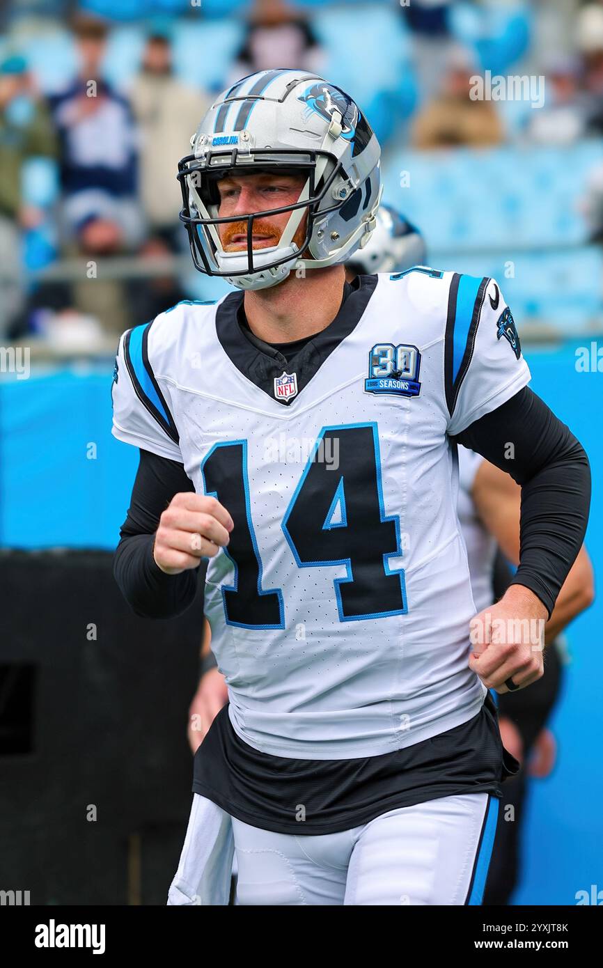 Charlotte, Caroline du Nord, États-Unis. 15 décembre 2024. Le quarterback des Carolina Panthers ANDY DALTON (14 ans) prend le terrain pour les échauffements avant le match de saison régulière NFL entre les Cowboys de Dallas et les Panthers de la Caroline au Bank of America Stadium à Charlotte, Caroline du Nord, le 15 décembre 2024. Les Cowboys ont battu les Panthers 30''' 14. (Crédit image : © Israel Anta via ZUMA Press Wire) USAGE ÉDITORIAL SEULEMENT! Non destiné à UN USAGE commercial ! Banque D'Images