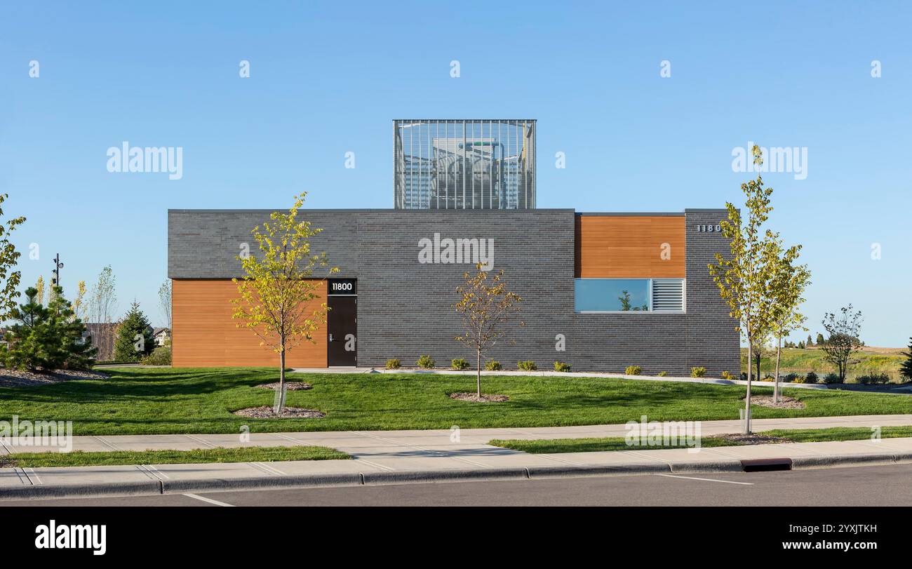 Bâtiment utilitaire pour l'entretien d'un parc public et d'une piste de patinage sur glace Banque D'Images