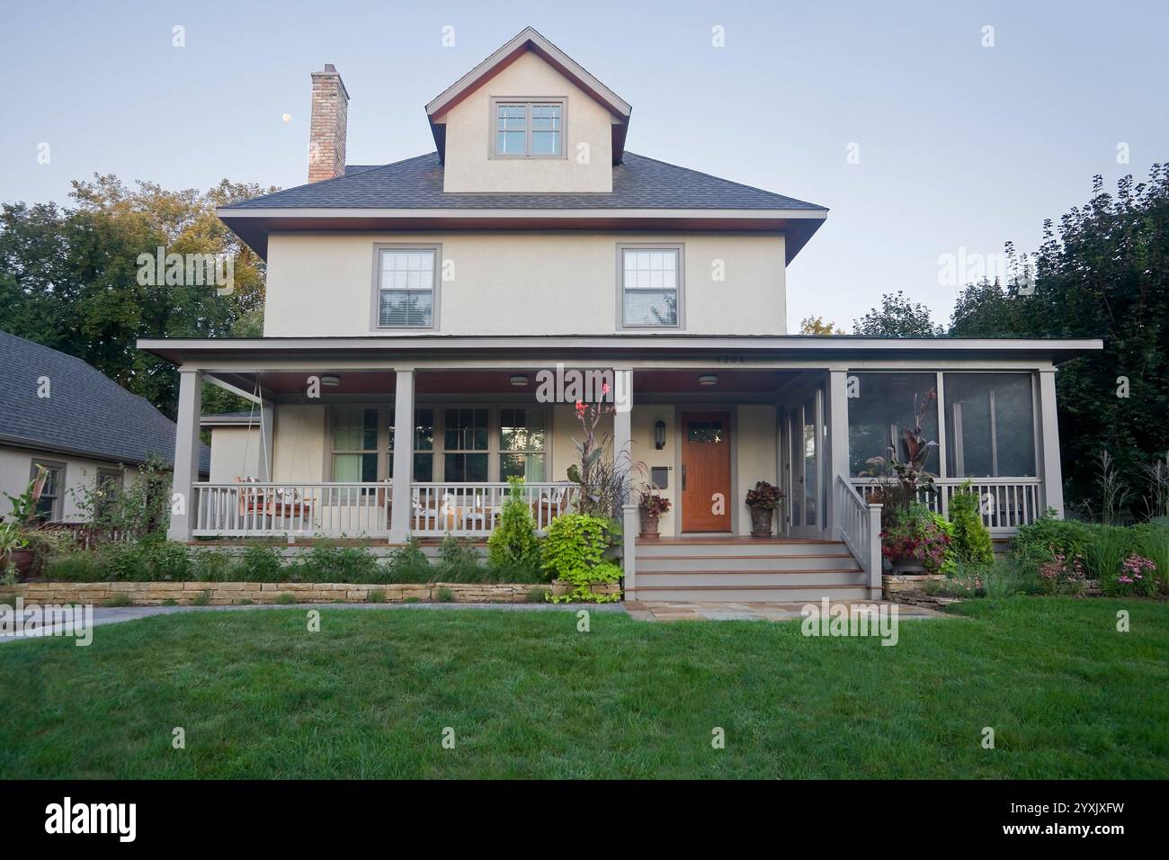 Rénové avant de la maison avec enveloppement autour du porche et porche moustiquaire Banque D'Images