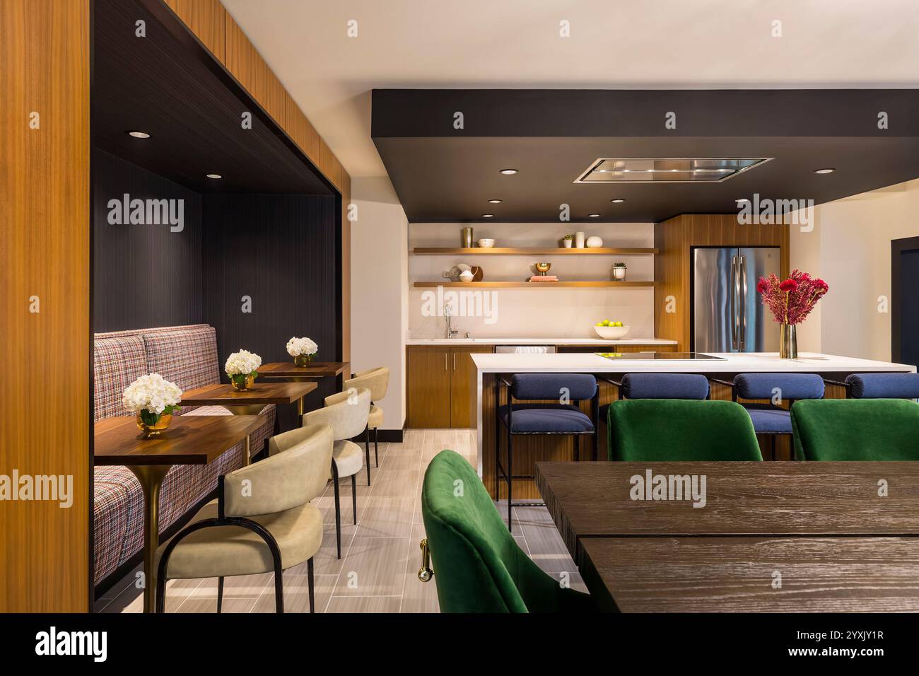 Cuisine du chef dans le nouvel immeuble d'appartements avec cuisine moderne élégante et tables et chaises Banque D'Images