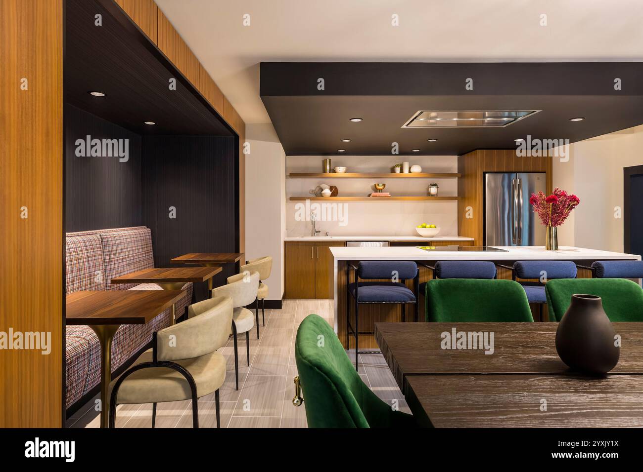 Cuisine du chef dans le nouvel immeuble d'appartements avec cuisine moderne élégante et tables et chaises Banque D'Images