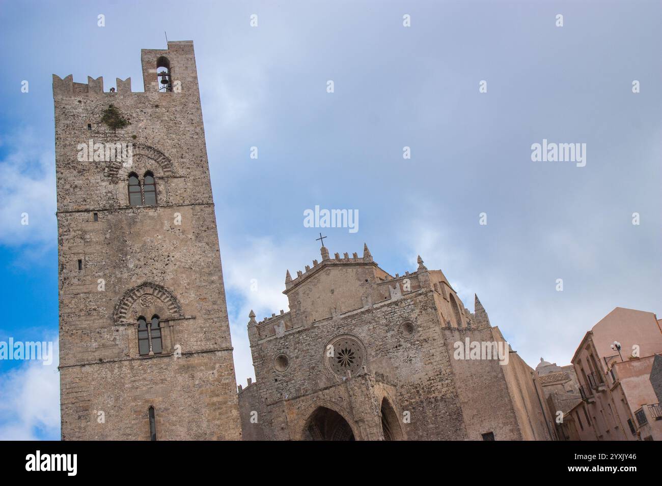 Tour du roi Frédéric (clocher de l'église mère) et église Saint-Isidore. Erice Sicile, Italie Banque D'Images