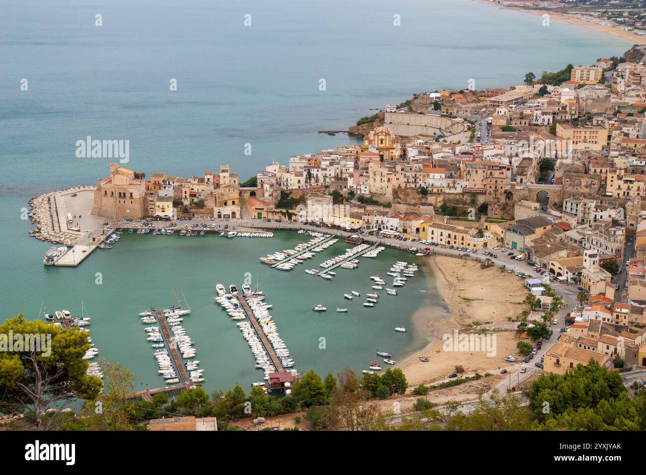 Vue aérienne sur le port de la ville de Castellammare del Golfo dans la province de Trapani en Sicile, Italie, Europe Banque D'Images