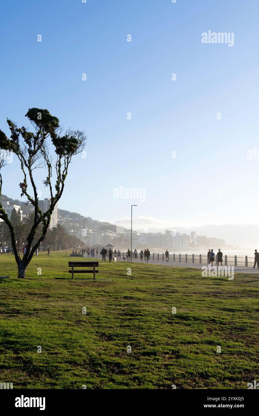 Les gens marchent le long de Sea point Promenade dans la soirée - Cape Town - Afrique du Sud Banque D'Images