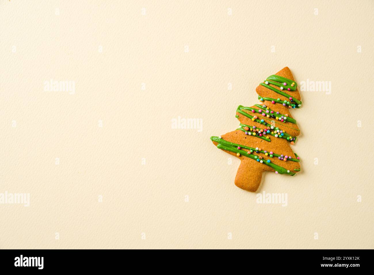 Biscuits à la cannelle en forme d'arbre du nouvel an décoré sur un fond jaune Banque D'Images