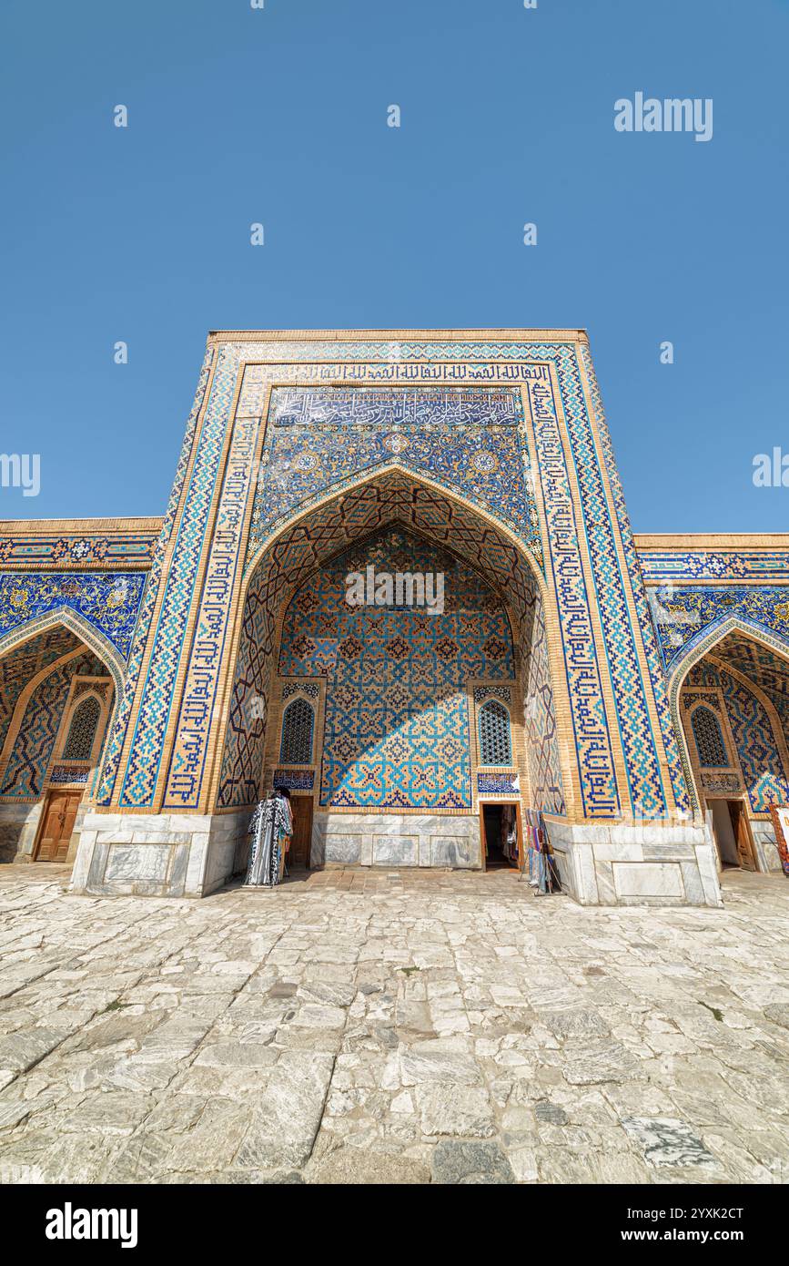 Niches cintrées colorées dans la cour de la Madrasah Tilya-Kori Banque D'Images