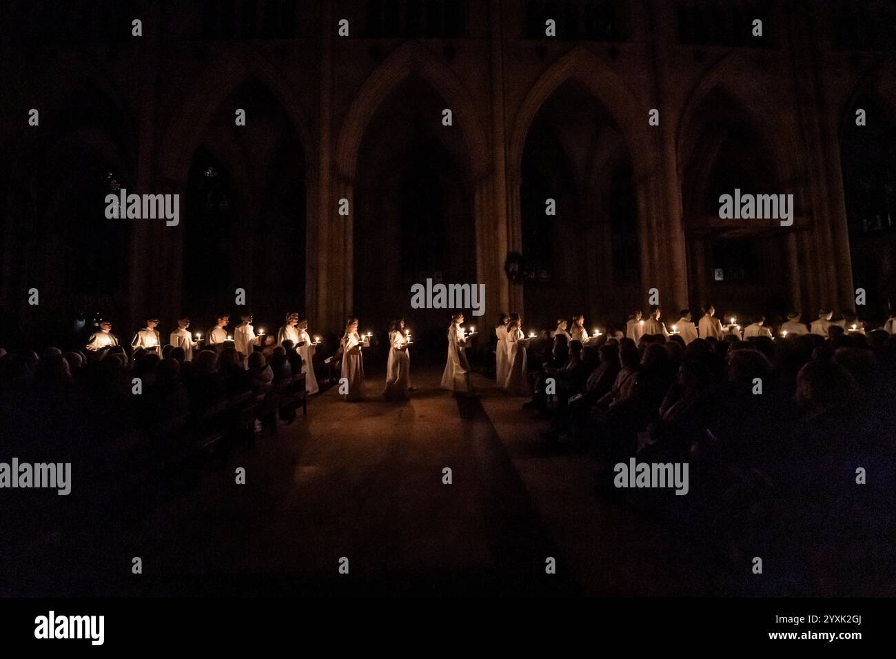 La célébration de Sankta Lucia : Festival de lumière à York Minster, basé sur la bravoure et le martyre d'une jeune sicilienne Sainte Lucy qui est morte au début du IVe siècle. Le service est géré en partenariat entre York Minster et York Anglo-Scandinavian Society (YASS). Date de la photo : lundi 16 décembre 2024. En Suède, Lucie est l'une des traditions les plus importantes du calendrier, symbole et célébration de la lumière et partie de la saison de l'Avent. Son nom et son histoire ont atteint la Suède avec le christianisme et elle est restée populaire même après la réforme comme porteur de lumière pendant t Banque D'Images