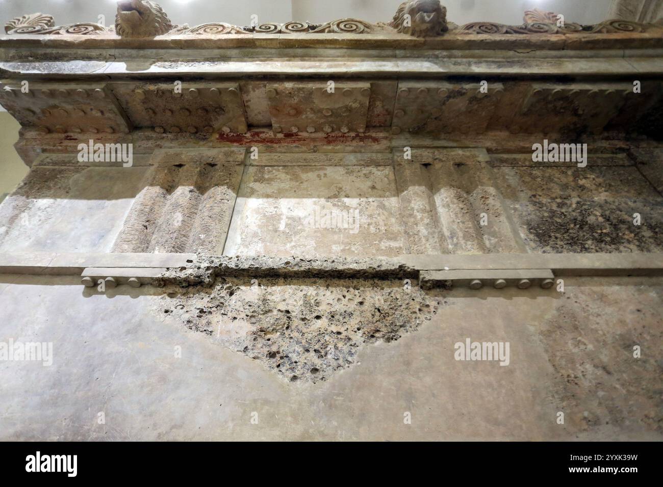 Découvrez la beauté antique d'Épidaure, qui abrite le théâtre emblématique réputé pour son acoustique parfaite et son architecture intemporelle, niché dans le Hear Banque D'Images