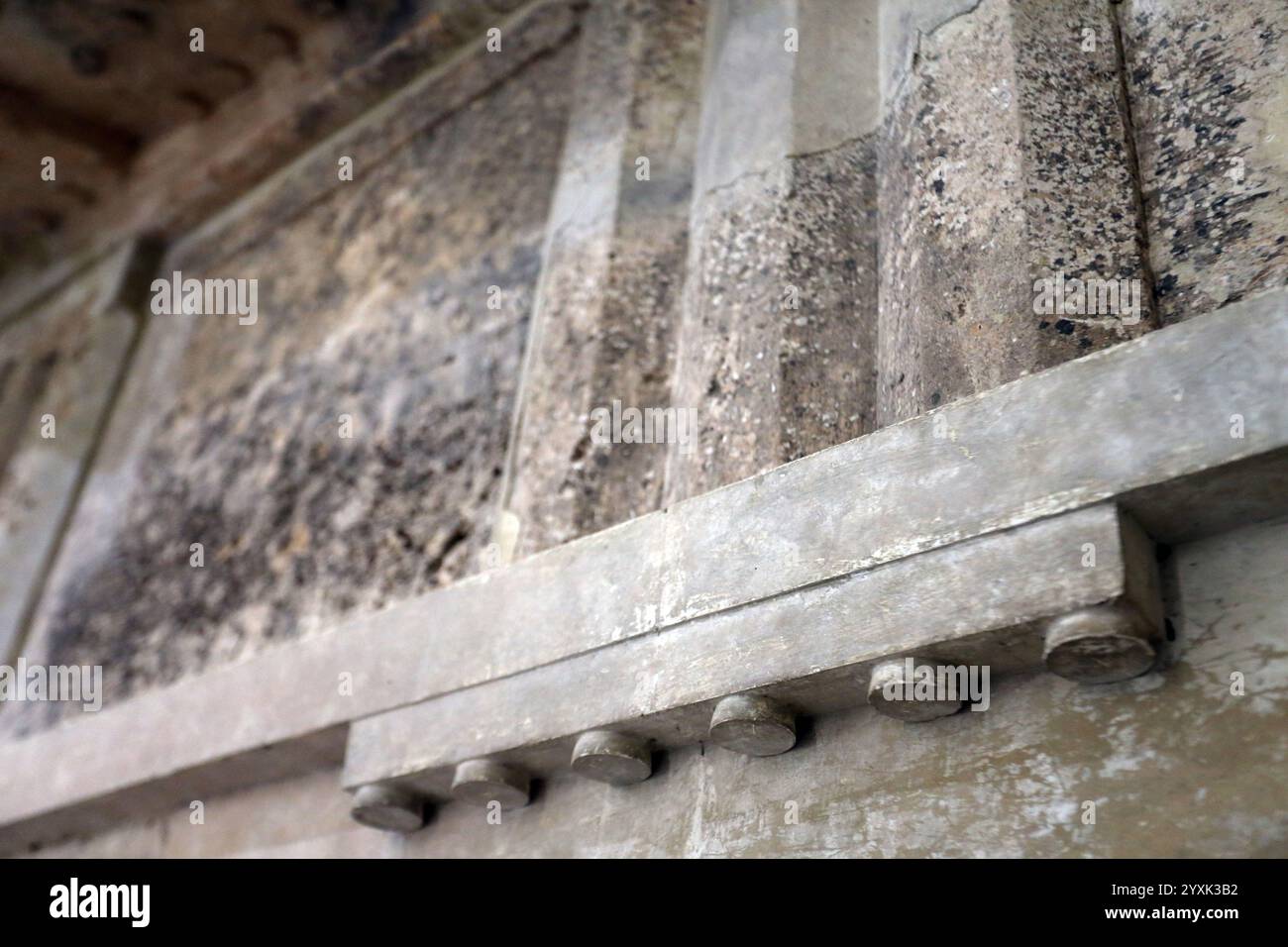 Découvrez la beauté antique d'Épidaure, qui abrite le théâtre emblématique réputé pour son acoustique parfaite et son architecture intemporelle, niché dans le Hear Banque D'Images