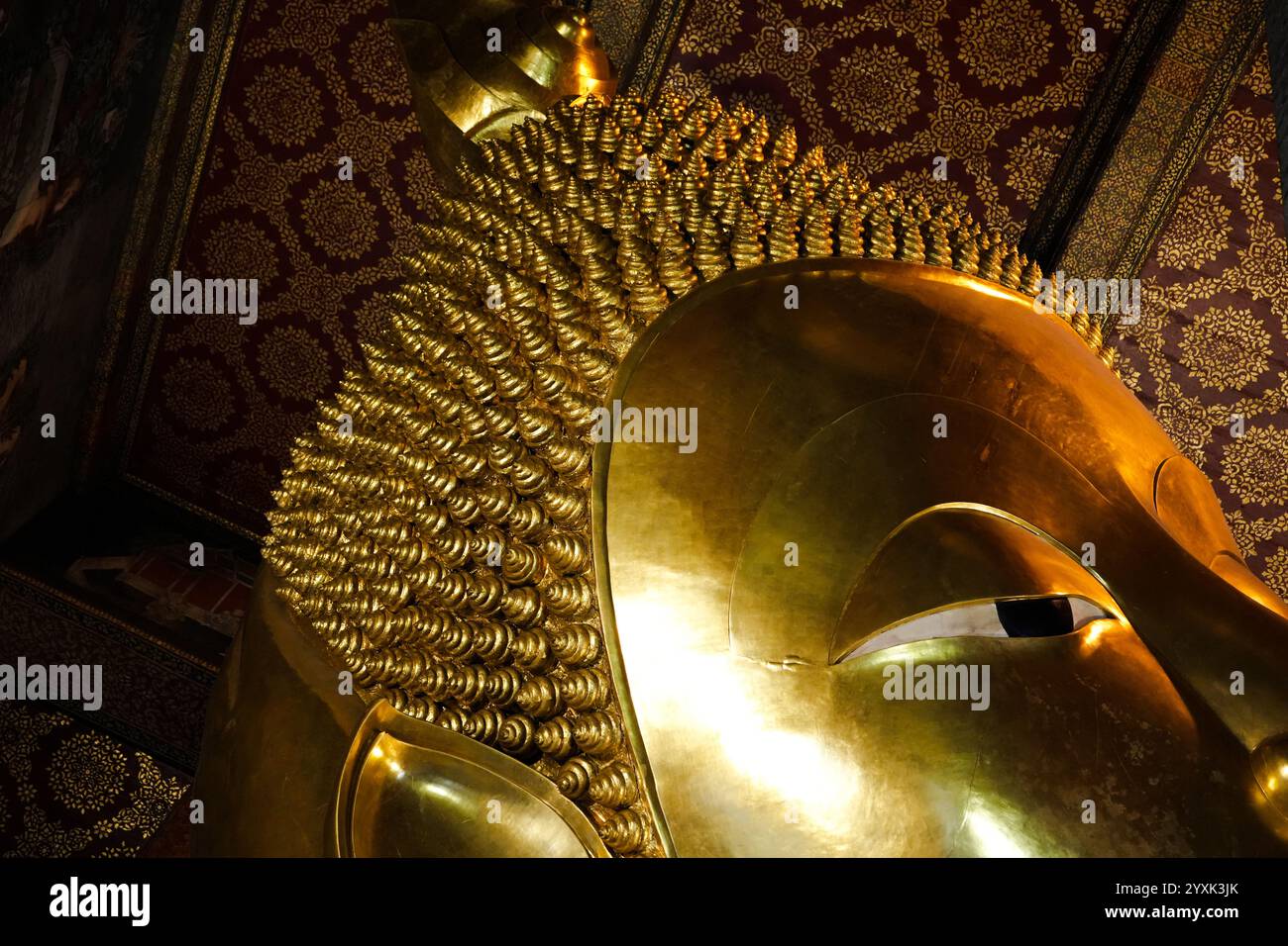 Bangkok, Thaïlande - 29 novembre 2024 : vue rapprochée des cheveux de la statue du Bouddha couché au célèbre temple Wat Pho Banque D'Images
