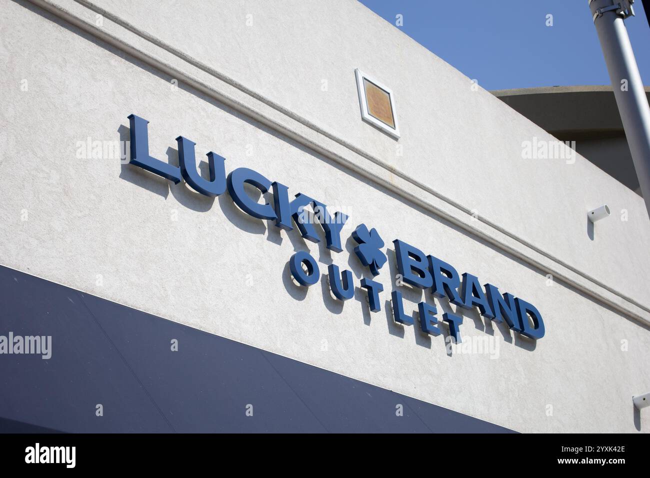 Orange, Californie, États-Unis - 03-25-2019, une enseigne de façade pour le détaillant de vêtements connu sous le nom de Lucky Brand. Banque D'Images