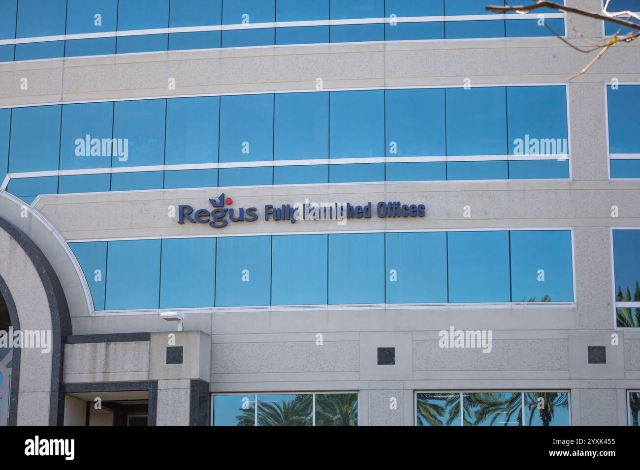 Anaheim, Californie, États-Unis - 25 mars 2019 : vue d'un panneau de façade d'un bâtiment pour la société de services d'espaces de bureaux Regus. Banque D'Images