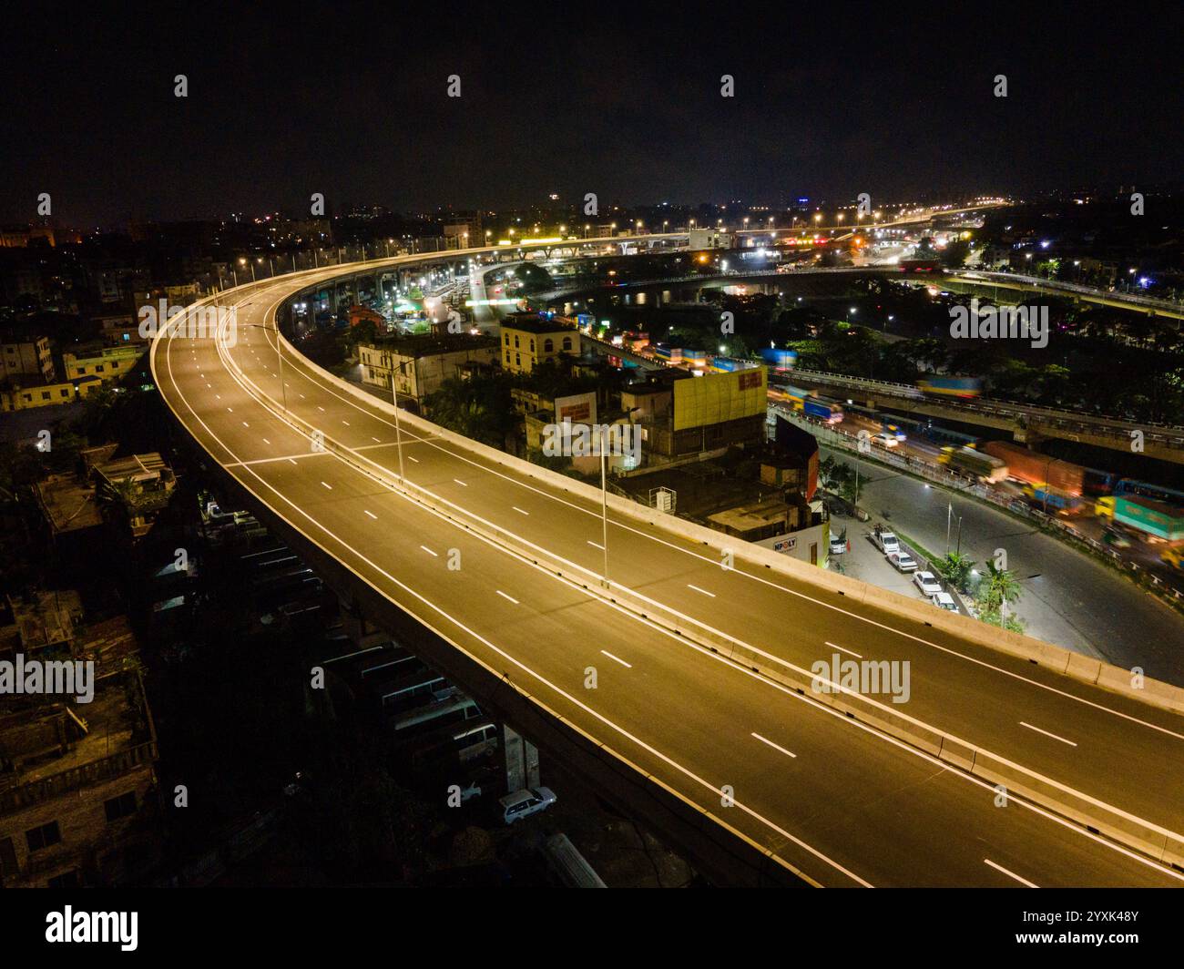 Vue aérienne drone de la ville de Dhaka la nuit avec autoroute surélevée illuminée. Vue de nuit sur la ville de Dhaka Banque D'Images