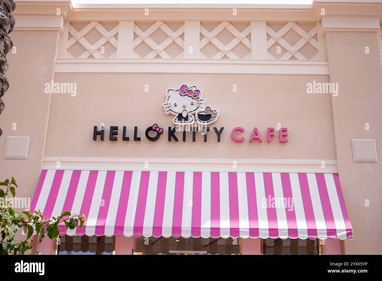 Irvine, Californie, États-Unis - 03-29-2019, une enseigne de façade pour le café à thème connu sous le nom de Hello Kitty Cafe. Banque D'Images