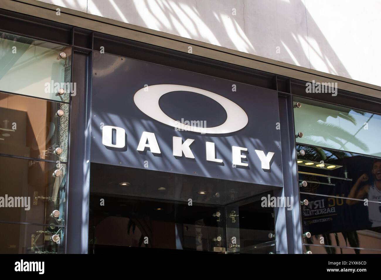 Irvine, Californie, États-Unis - 03-29-2019, une vue d'un panneau de façade de magasin pour le détaillant de lunettes de soleil haut de gamme connu sous le nom d'Oakley. Banque D'Images