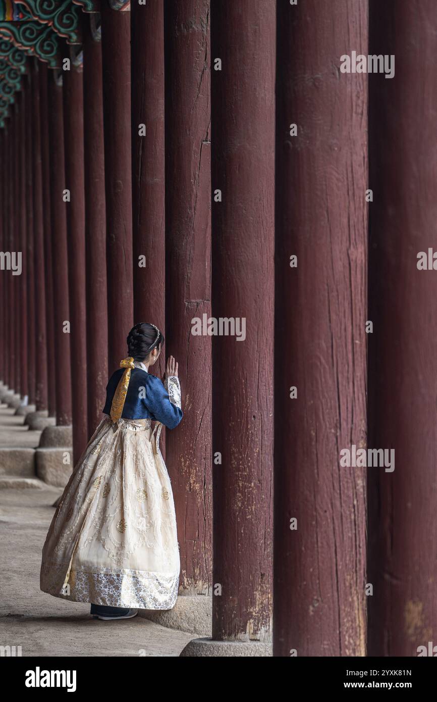 Murmures du passé : Hanbok coréen traditionnel dans un cadre historique Banque D'Images
