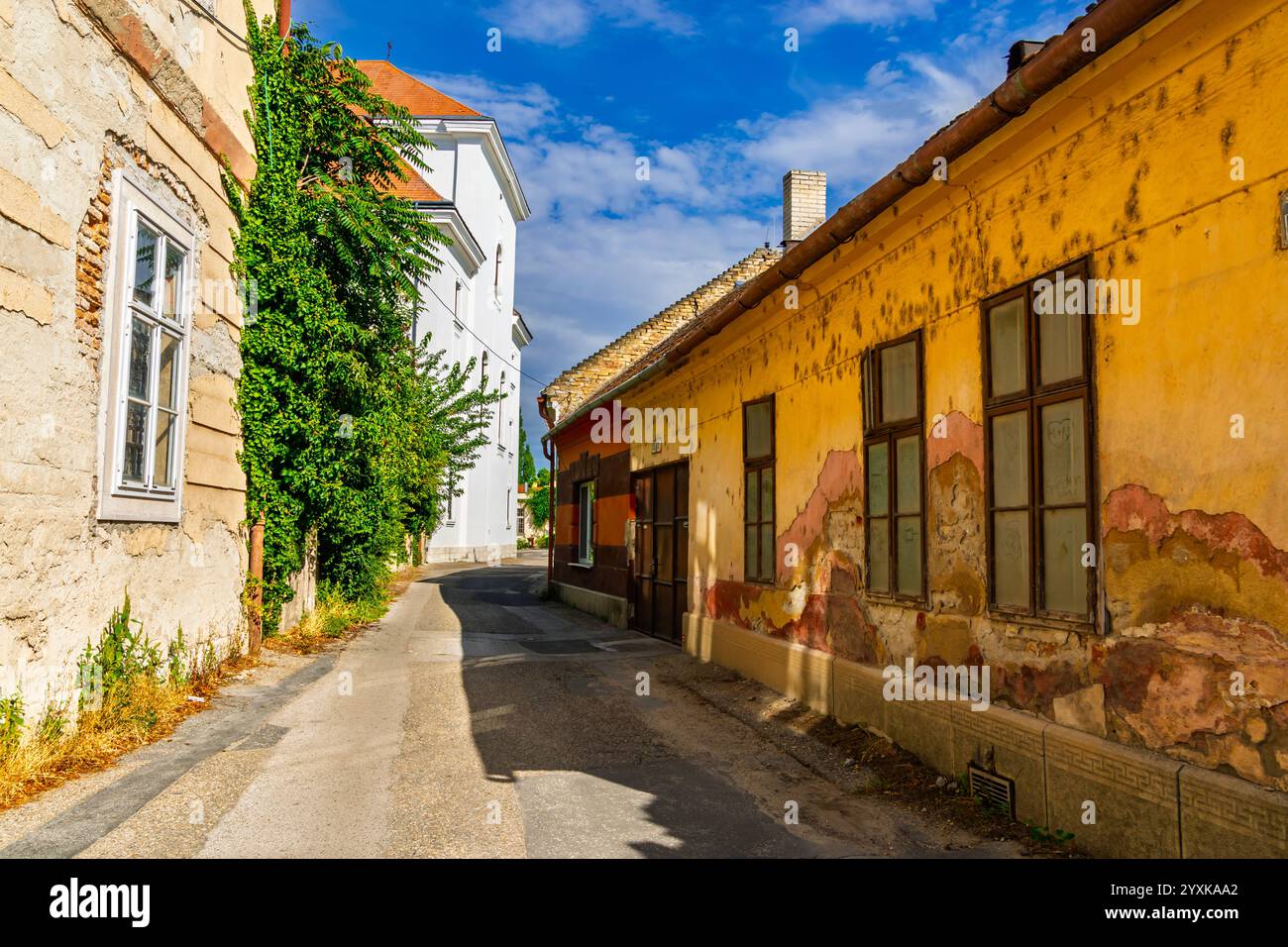 Vieille rue dans la ville de Komarno en Slovaquie Banque D'Images