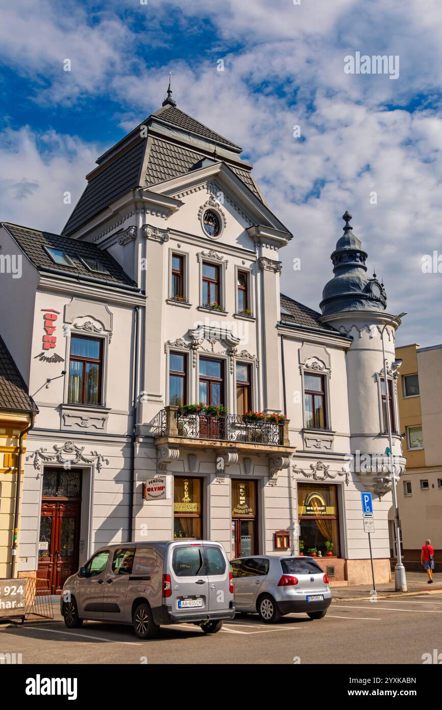 KOMARNO, SLOVAQUIE - 7 AOÛT. 2024 : rue et vieilles maisons à Komarno Banque D'Images