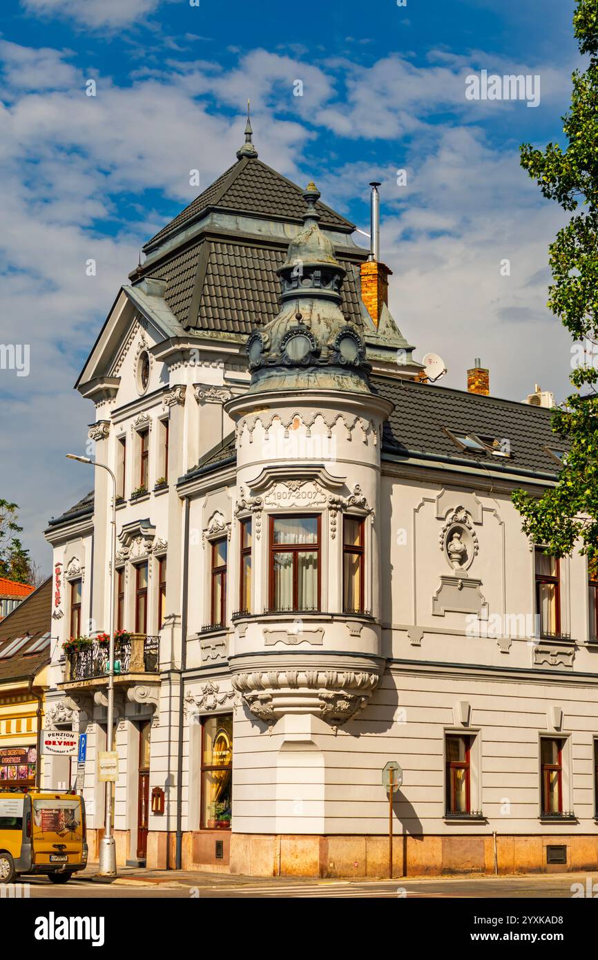 KOMARNO, SLOVAQUIE - 7 AOÛT. 2024 : Rue et vieille maison à Komarno Banque D'Images