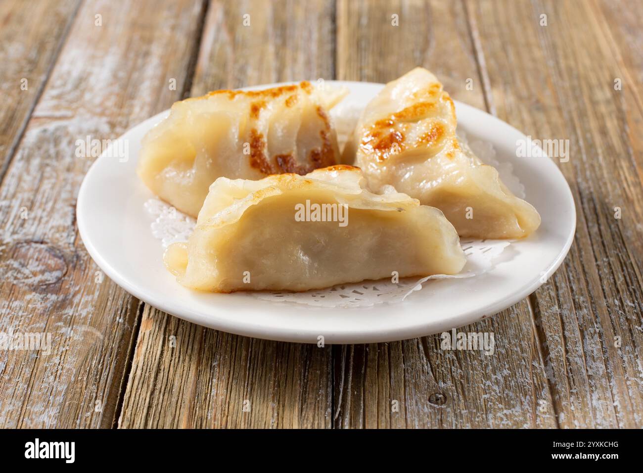 Une vue d'une assiette de potstickers. Banque D'Images