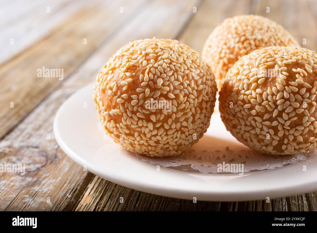 Une vue d'une assiette de boules de sésame chinois. Banque D'Images