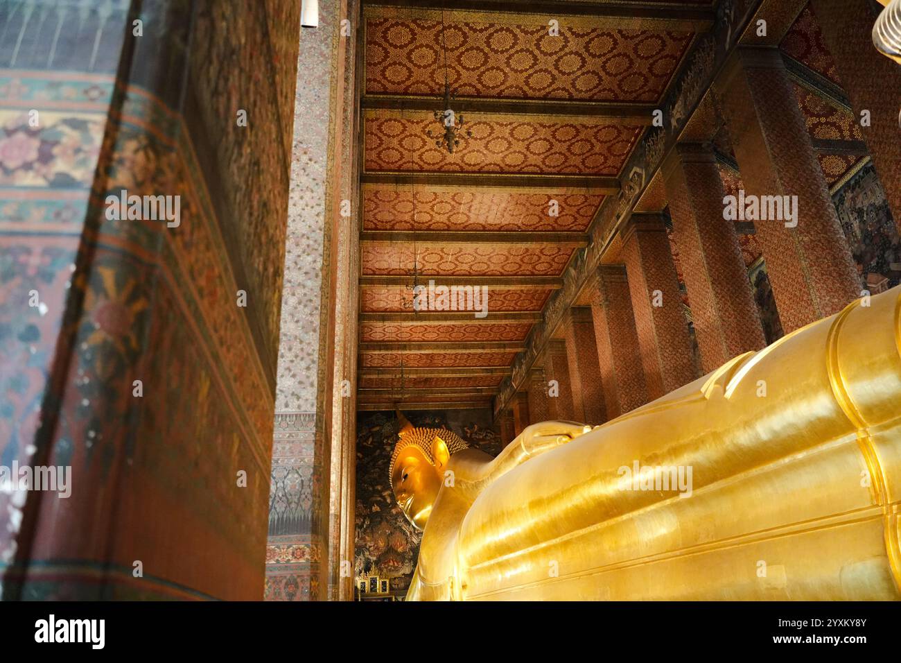 Bangkok, Thaïlande - 29 novembre 2024 : le Bouddha couché au temple Wat Pho, majestueuse et grande statue dorée en asie Banque D'Images