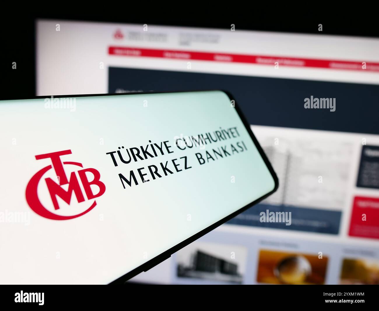 Dans cette illustration photo, un téléphone portable avec le logo de la Banque centrale de la République de Turquie (TCMB) est vu devant le site Web. Banque D'Images