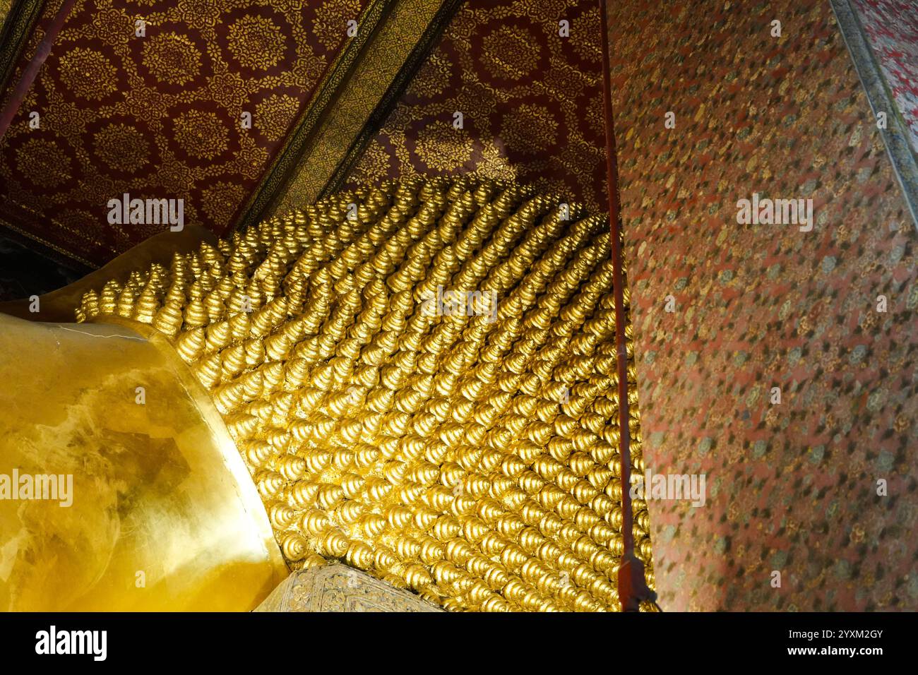 Bangkok, Thaïlande - 29 novembre 2024 : le dos de la statue dorée du Bouddha couché au temple Wat pho Banque D'Images