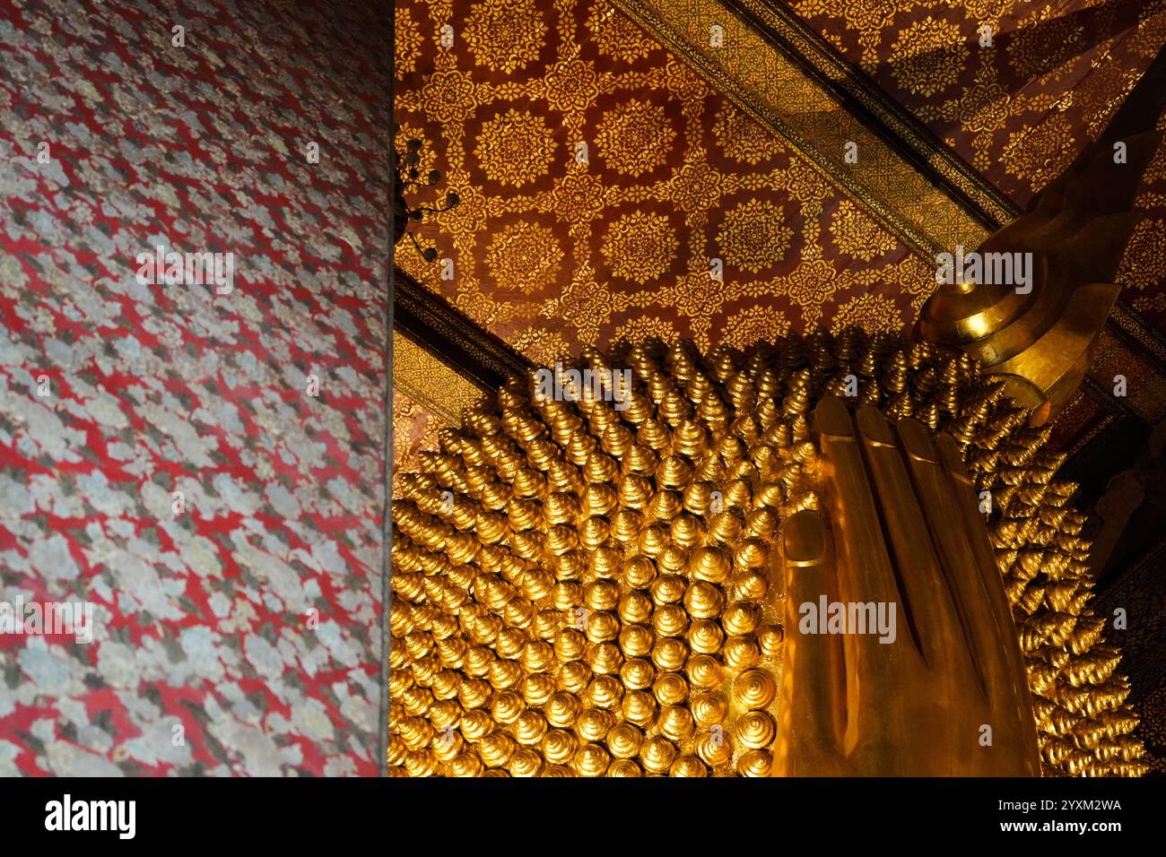 Bangkok, Thaïlande - 29 novembre 2024 : main et dos de la tête de la statue dorée de bouddha couché au temple Wat pho Banque D'Images