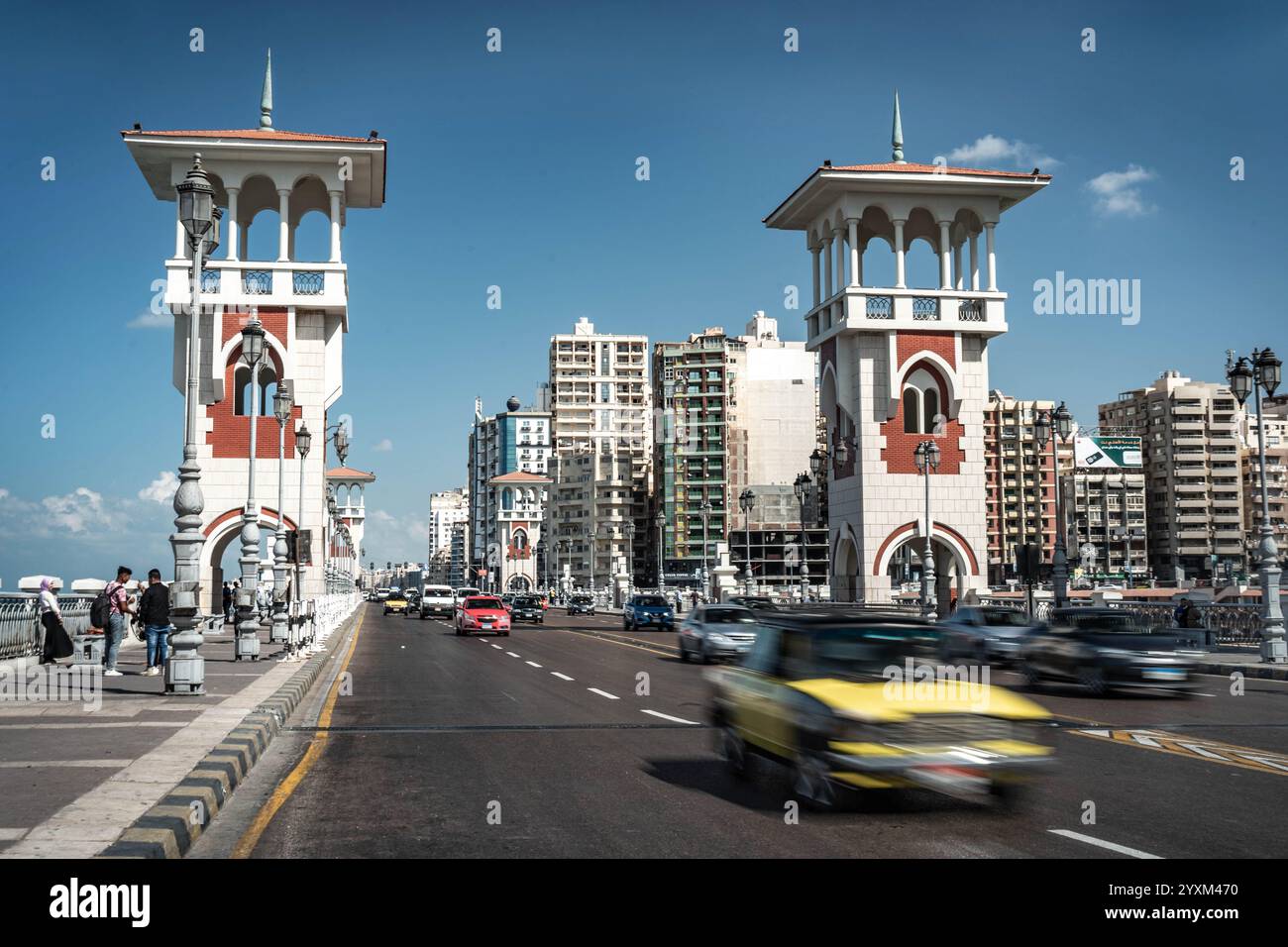 Stanley Bridge à Alexandrie, en Égypte, présente une circulation vibrante, une architecture élégante et des tours emblématiques sous un ciel bleu clair. Un repère urbain moderne Banque D'Images