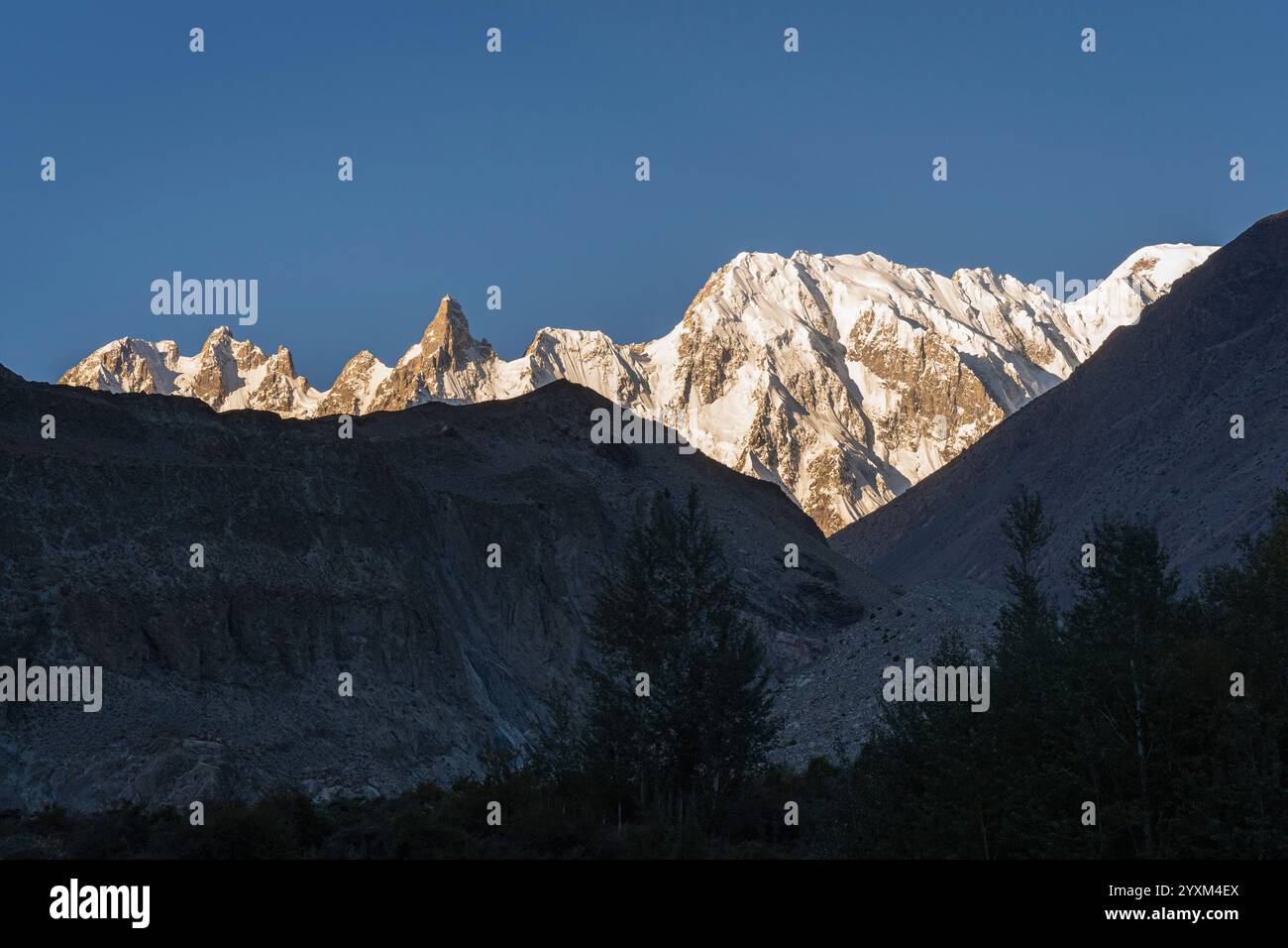 Vue panoramique des sommets enneigés de la chaîne Karakoram au lever du soleil, passu, Hunza Nagar, Gilgit Baltistan, Pakistan Banque D'Images