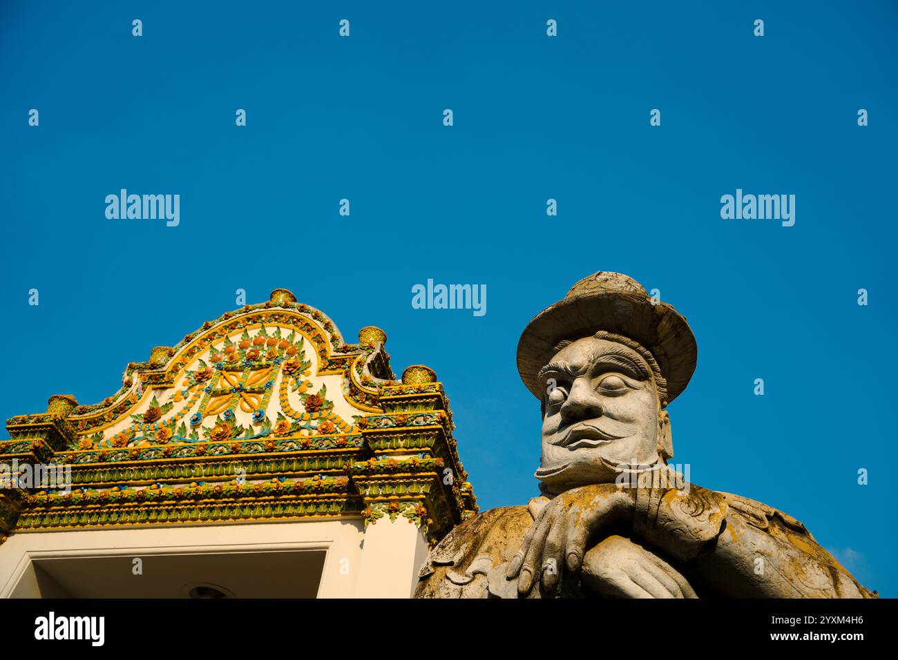 Bangkok, Thaïlande - 29 novembre 2024 : statue de gardien chinois près d'une porte à Wat Pho Banque D'Images