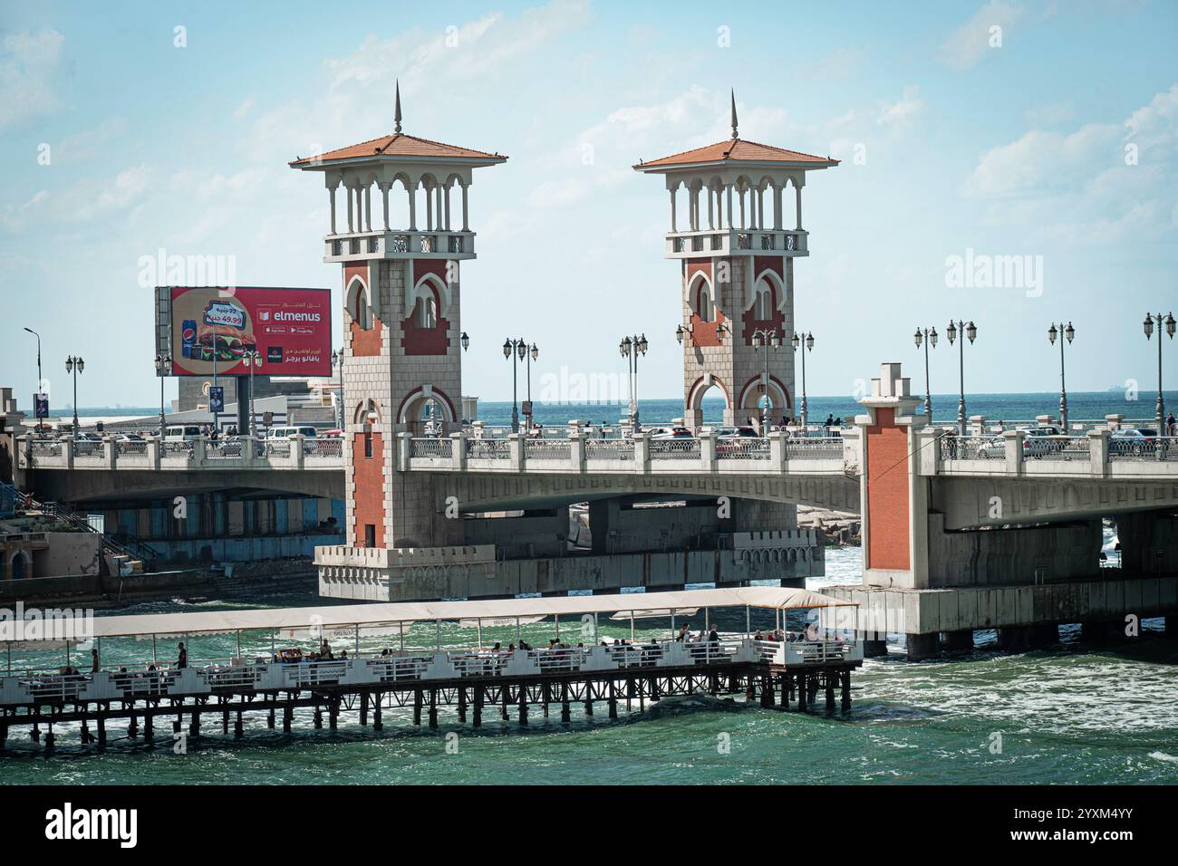 Stanley Bridge à Alexandrie, en Égypte, présente son architecture étonnante sur la mer Méditerranée, avec une jetée vibrante et des paysages côtiers. Banque D'Images