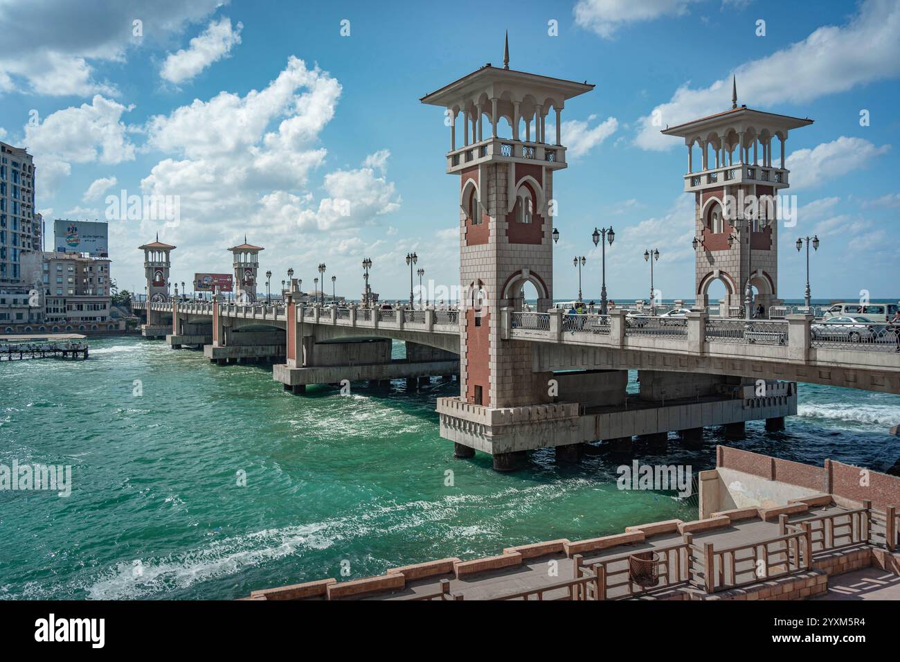 Stanley Bridge à Alexandrie, en Égypte, présente ses élégantes tours et arches au-dessus de la mer Méditerranée. Architecture emblématique avec des eaux côtières. Banque D'Images