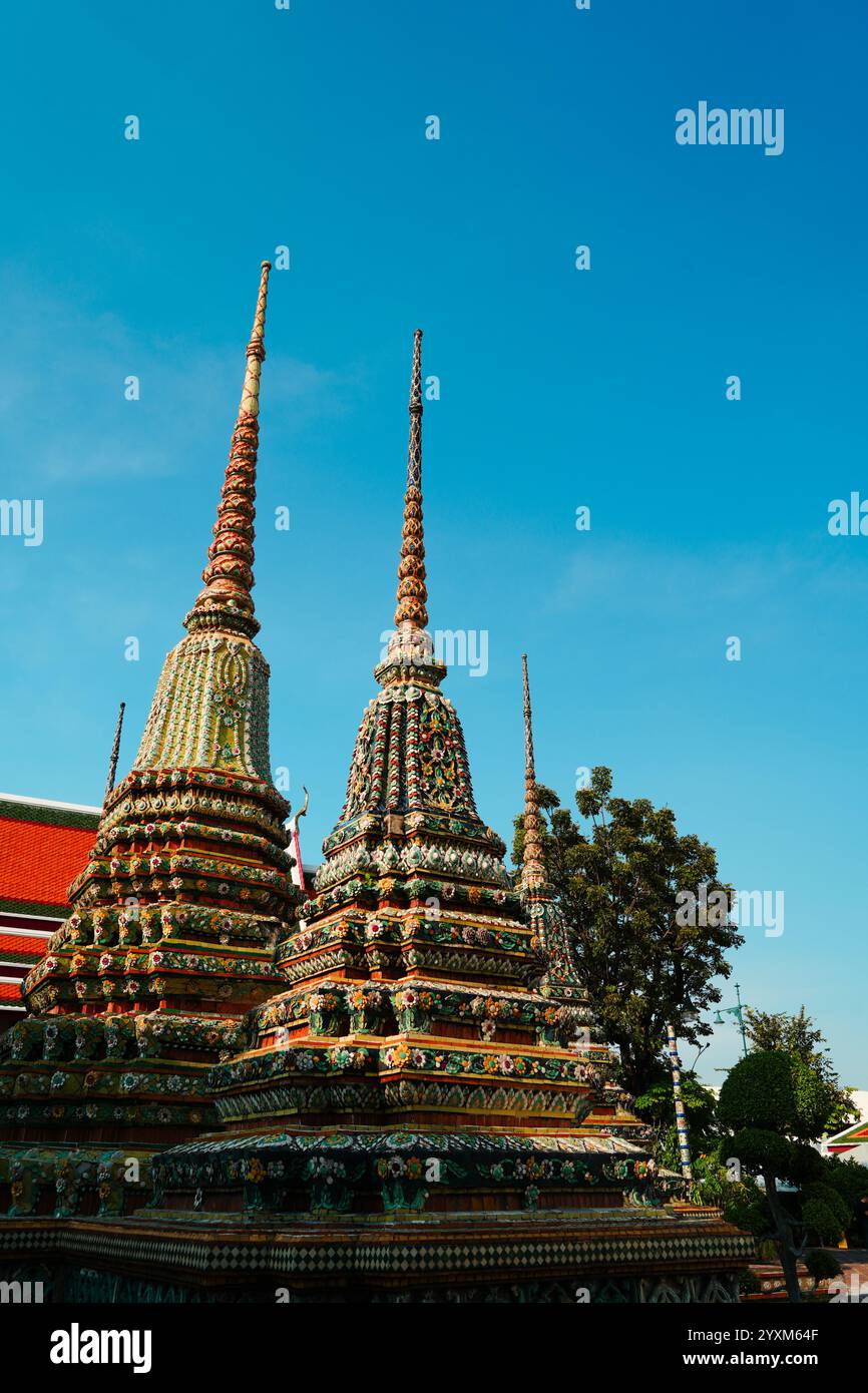 Bangkok, Thaïlande - 29 novembre 2024 : Phra Chedi Rai qui contient les cendres des membres de la famille royale au temple Wat pho Banque D'Images