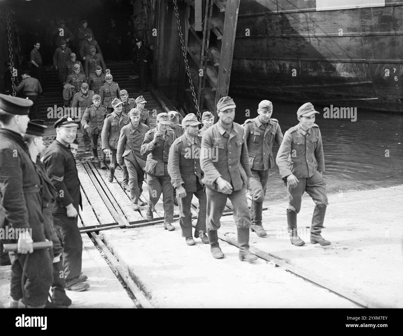 La Royal Navy pendant la seconde Guerre mondiale. Opération Overlord (débarquement de Normandie) juin 1944 une partie d'un groupe de trois cents prisonniers de guerre allemands de Normandie laissant un LST aux docks de Southampton - photo par Allen, Royal Navy Banque D'Images