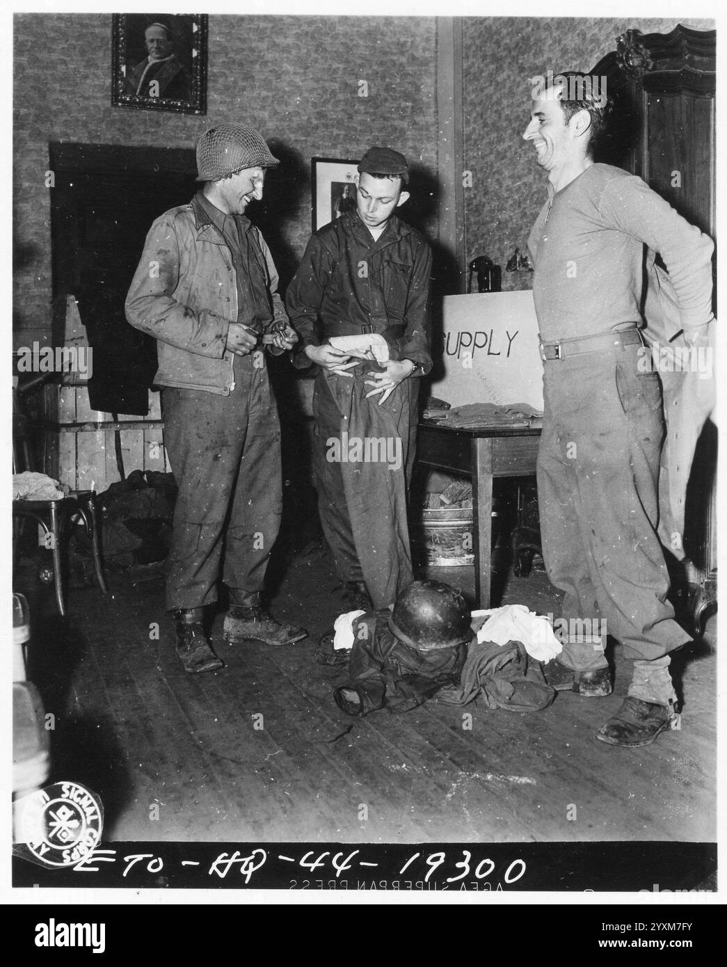 Deux fantassins heureux reçoivent leurs premiers vêtements propres depuis le jour J dans la salle d'approvisionnement d'une aire de repos pour les troupes de première ligne quelque part en Hollande - novembre 1944 Banque D'Images