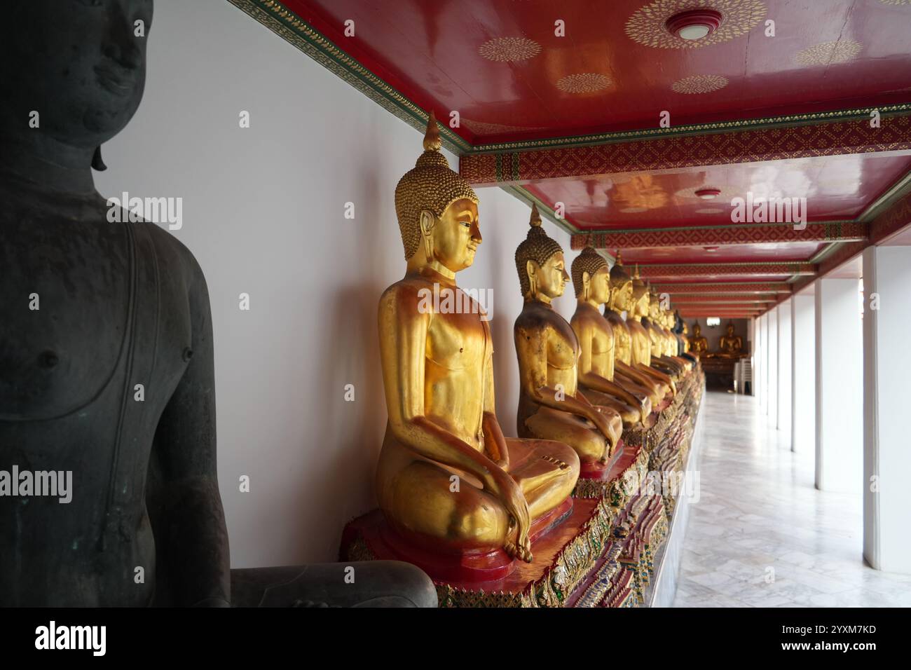 Bangkok, Thaïlande - 29 novembre 2024 : statues de Bouddha doré à Wat Pho, Bangkok. Wat Pho est l'un des temples les plus anciens et les plus grands de Bangkok Banque D'Images
