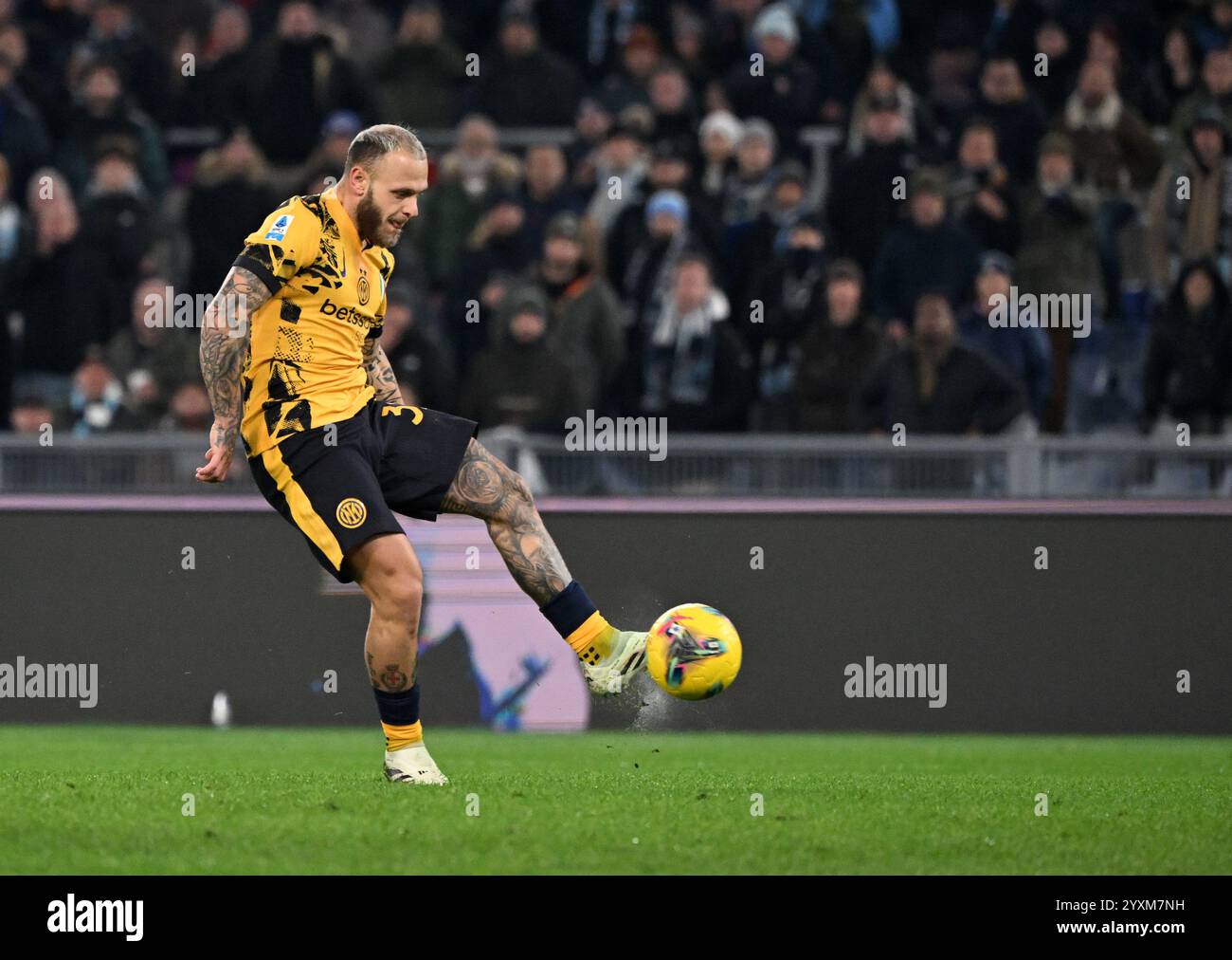 Rome, Italie. 16 décembre 2024. Federico Dimarco de l'Inter Milan marque lors d'un match de Serie A entre le Lazio et l'Inter Milan à Rome, Italie, le 16 décembre 2024. Crédit : Augusto Casasoli/Xinhua/Alamy Live News Banque D'Images
